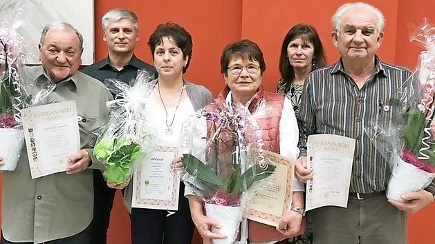 Mit der Goldenen Ehrennadel des Landesverbands wurden von den beiden Gemeinder&auml;ten (im Bild hinten) Susanne Bonora und Fred Winkler die Mitglieder Josef Dotterweich, Paul Eichfelder, Betina Hemmer und Barbara Herbst ausgezeichnet, Rosalinde Zapf wurde f&uuml;r 25-j&auml;hrige Mitgliedschaft geehrt und Doris Dickert und Thomas Neund&ouml;rfer erhielten f&uuml;r zehn Jahre Dabeisein ein Blumengeschenk. Foto: p