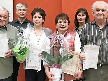 Mit der Goldenen Ehrennadel des Landesverbands wurden von den beiden Gemeinder&auml;ten (im Bild hinten) Susanne Bonora und Fred Winkler die Mitglieder Josef Dotterweich, Paul Eichfelder, Betina Hemmer und Barbara Herbst ausgezeichnet, Rosalinde Zapf wurde f&uuml;r 25-j&auml;hrige Mitgliedschaft geehrt und Doris Dickert und Thomas Neund&ouml;rfer erhielten f&uuml;r zehn Jahre Dabeisein ein Blumengeschenk. Foto: p