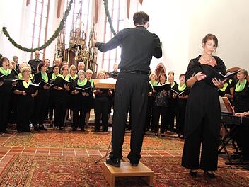 Andrea Kaschel unterstützte den "HerzoChor" unter der Leitung von Gerald Fink als Solistin. Foto: Richard Sänger