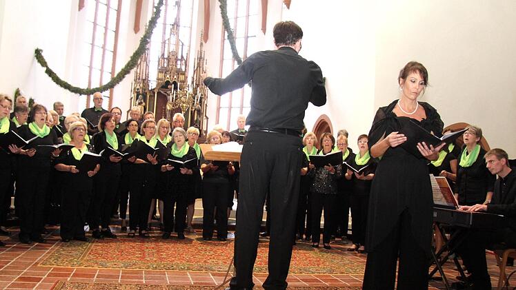 Andrea Kaschel unterstützte den "HerzoChor" unter der Leitung von Gerald Fink als Solistin. Foto: Richard Sänger