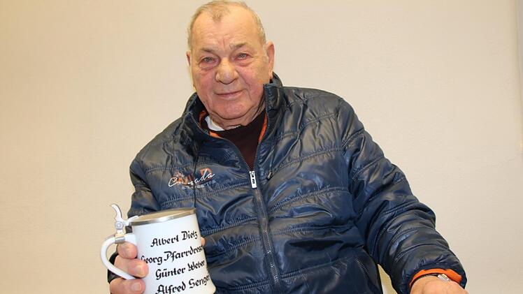 Albert Dietz mit seiner Weltmeister-Trophäe aus dem Jahr 1971. "Das ist das einzige Beweismittel", sagt er über den Krug, auf dem die Namen der Teilnehmer verewigt sind.Matthias Einwag