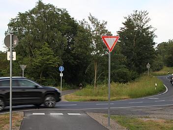 Ein Auto, zwei Motorräder und im Hintergrund eine Radfahrerin: Die Römershager haben Angst, dass früher oder später auf der Bundesstraße am ehemaligen Bahnübergang einmal ein schlimmer Unfall passieren könnte.  Foto: Ulrike Müller