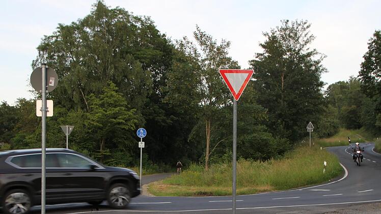 Ein Auto, zwei Motorräder und im Hintergrund eine Radfahrerin: Die Römershager haben Angst, dass früher oder später auf der Bundesstraße am ehemaligen Bahnübergang einmal ein schlimmer Unfall passieren könnte.  Foto: Ulrike Müller