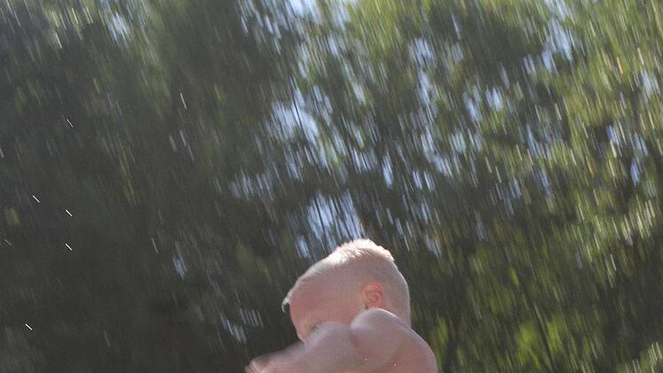 Nachdem er die Hupe gedr&uuml;ckt hat, kommt der Sprung ins Wasser.