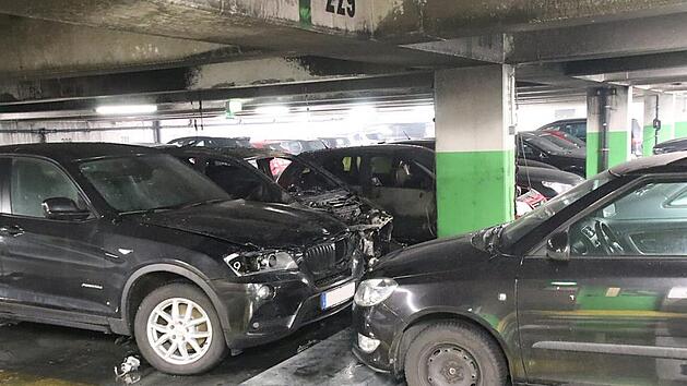 Ein Fahrzeug brannte in der Tiefgarage komplett aus, fünf weitere wurden teils erheblich beschädigt.  Foto: Sebastian Schanz