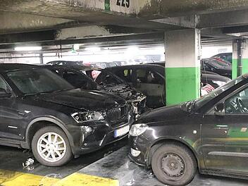 Ein Fahrzeug brannte in der Tiefgarage komplett aus, fünf weitere wurden teils erheblich beschädigt.  Foto: Sebastian Schanz