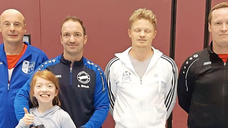 Die besten Akteure des AH-Cups in Ebern, von links: Hans Dieter Schmitt (ältester Spieler des Turnieres), Ralf Welsch (bester Torwart, mit Tochter), Christian Neumohr (Feldspieler), Johannes Fischer (Torschützenkönig)