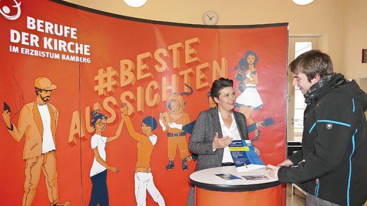 Jacqueline Stößel mit einem Interessierten am Stand der Diözesanstelle Berufe der Kirche. Foto: Marion Krüger-Hundrup