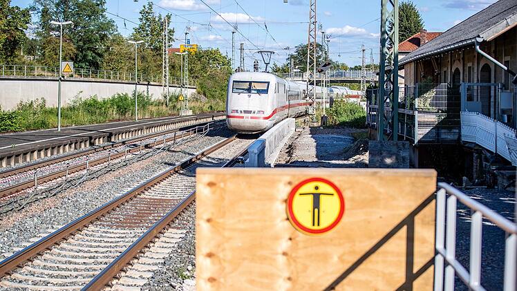 Reger Verkehr: Ein ICE  aus Richtung Bamberg fährt durch den Bahnhof (Gleis 1). Das Gleis 1 ist teilweise schon erneuert. Hinter der Absperrung war die Unterführung zum Gleis 2 und 3. Erkennbar sind die ersten Bauelemente für die Erhöhung des Gleises.