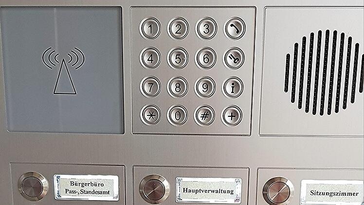 Die Kosten für ein neues Zeiterfassungssystem mit Zugangskontrolle zur VG Ebern belaufen sich auf 10 100 Euro. Am Zugangssystem können Mitarbeiter der VG direkt angerufen werden.