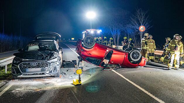 Auto überschlägt sich bei Unfall auf B303 im Kreis Coburg