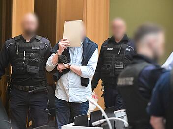 Mammutprozess gegen "Reichsb&uuml;rger"-Gruppe um Prinz Reu&szlig; gestartet