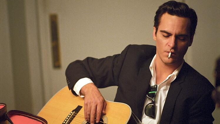 Johnny Cash war bis zu seinem Tod 2003 eine prägende Figur in der Musikwelt, aber schon das, was der Sänger bis in die späten 60er erlebte, ist genug Stoff für einen großen Film. Den Beweis erbrachte Regisseur James Mangold 2005 mit "Walk the Line".