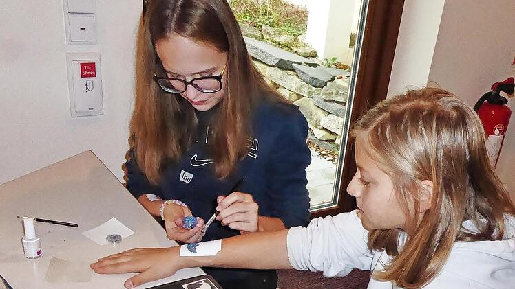 Farben spielten auch beim dekorativen Tattoo, das Ina auf dem Arm von Anne gestaltete, eine wichtige Rolle.