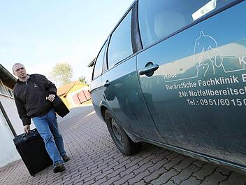 Zusätzlich zur Tierarztausrüstung bingt Gunnar Burczyk nun auch Reisekoffer   und Turnier-Richter-Ausrüstung ins  Klinik-Auto. Foto: Matthias Hoch