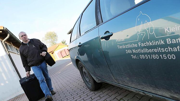 Zusätzlich zur Tierarztausrüstung bingt Gunnar Burczyk nun auch Reisekoffer   und Turnier-Richter-Ausrüstung ins  Klinik-Auto. Foto: Matthias Hoch