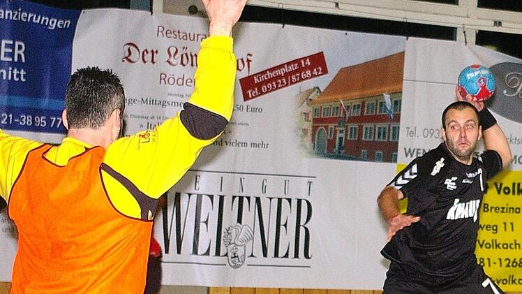 Völlig frei erzielt Rödelsees Gabor Csorba gegen Lohrs Torhüter Stefan Schüßler einen Treffer. Foto: Krumpholz