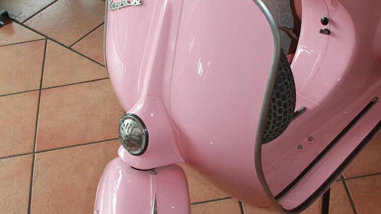 Die Pink-Panther-Vespa, ein Themen-Roller, der im Kaltenbrunner Restaurant "La Stazione" zu bewundern ist