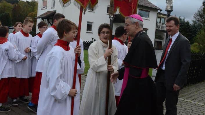Besondere Begrüßung und Dank des Erzbischofs galt den Ministranten.
