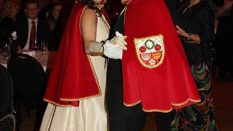 Das Prinzenpaar eröffnete den Ball mit einem Walzer. Fotos: Schedel