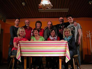 Die Theatergruppe tritt am Wochenende in Haard auf: (vorn von links)Anita Hillenbrand, Rita Nöth , Christa Alberth, Petra Arnold sowie (hinten von links) Stefan Schmitt, Reiner Hillenbrand, Sonja Eckert, Dieter Heim, Peter Hillenbrand und Oliver Hillenbrand. Foto: Ewald Kiesel