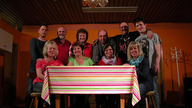 Die Theatergruppe tritt am Wochenende in Haard auf: (vorn von links)Anita Hillenbrand, Rita Nöth , Christa Alberth, Petra Arnold sowie (hinten von links) Stefan Schmitt, Reiner Hillenbrand, Sonja Eckert, Dieter Heim, Peter Hillenbrand und Oliver Hillenbrand. Foto: Ewald Kiesel