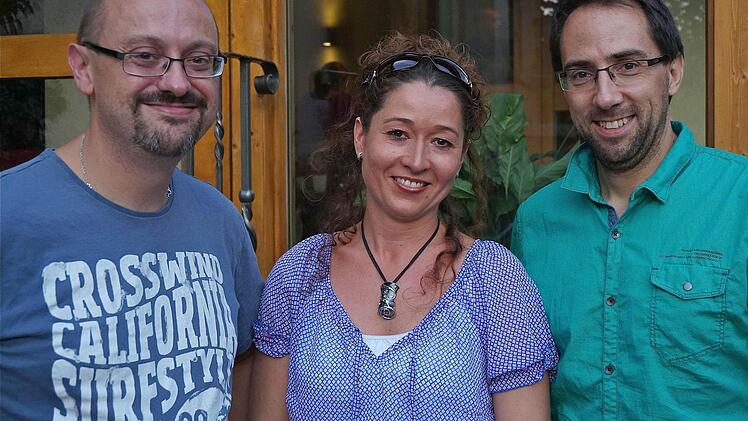 Der neue Vorstand des St.-Johannes-Zweigvereins mit (von links): dem ersten Vorsitzenden Ralf Holzinger, Schriftführerin Stefanie Thein und dem zweiten Vorsitzenden Stefan Rehberger. Es fehlt Kassiererin Anja Menth-Simon, die in Abwesenheit gewählt wurde. Foto: Gerd Schaar