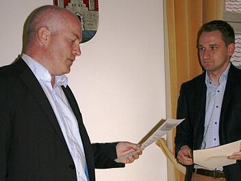 Der neue Burgebracher Marktgemeinderat Leonhard Fischer (links) wird von Bürgermeister Maciejonczyk vereidigt. Foto: Elke Pieger