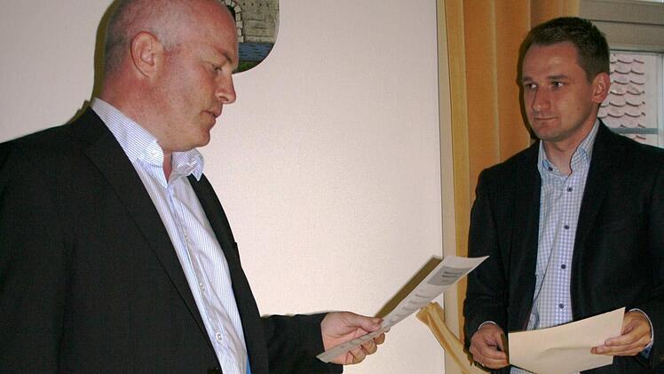 Der neue Burgebracher Marktgemeinderat Leonhard Fischer (links) wird von Bürgermeister Maciejonczyk vereidigt. Foto: Elke Pieger