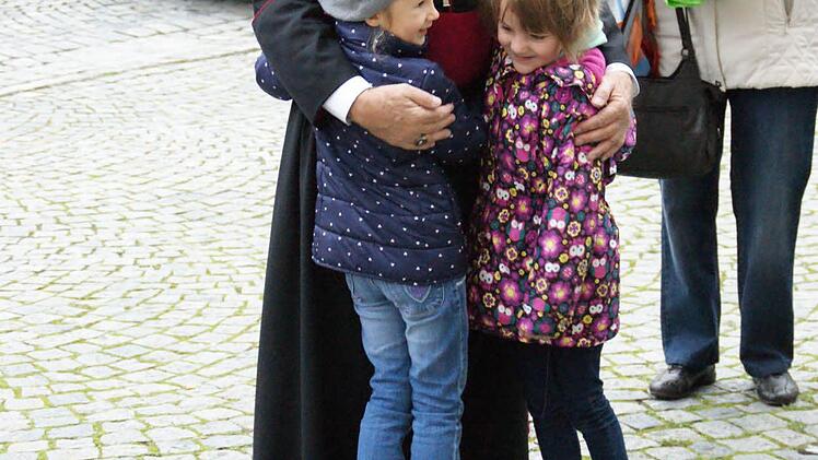 Herzlich gedrückt wurde Weihbischof Ulrich Boom von den Eltmanner Kindergartenkindern zur Begrüßung vor der Stadtpfarrkirche.