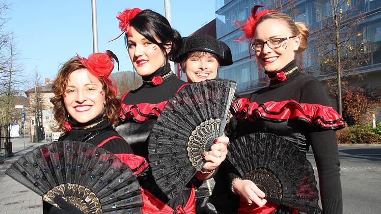Einen Hauch von Spanien verströmten an einem milden Herbsttag (von links) Julia Wiemann, Lisa Sesselmann, Andrea Peetz und Carolin Laxson von der "Carneval Dance Group" des KFK. Foto: Stephan Stöckel