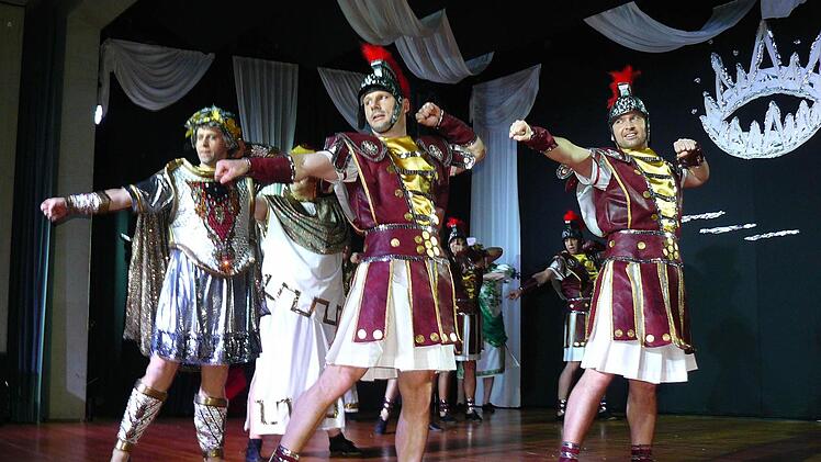 "Nachts im griechischen Museum" - das Stanicher Männerballett. Foto: Klaus-Peter Wulf