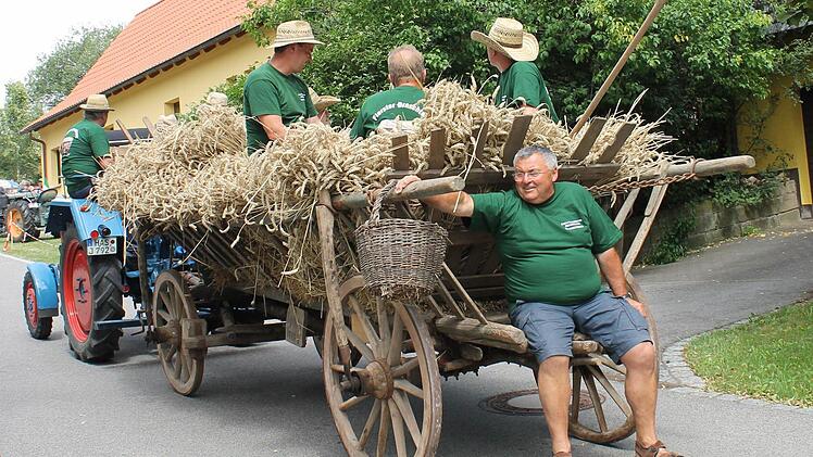 Das "Fierster Dreschteam" machte sich auf den Weg zum Arbeitseinsatz.