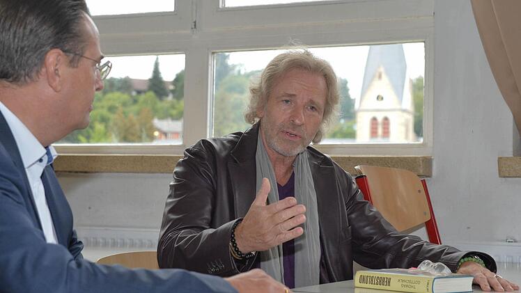 Gottschalk erzählt Anektoden aus seiner Schulzeit. Foto: Ronald Rinklef