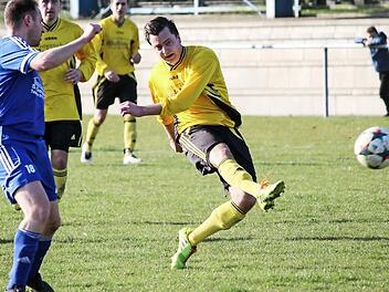 Der Schuss des Unterleiterbachers Benjamin Schmitt in der Partie gegen die SpVgg Stegaurach ging ins Tor - doch die Unparteiischen entschieden auf Abseits. Foto: Martin Kreklau
