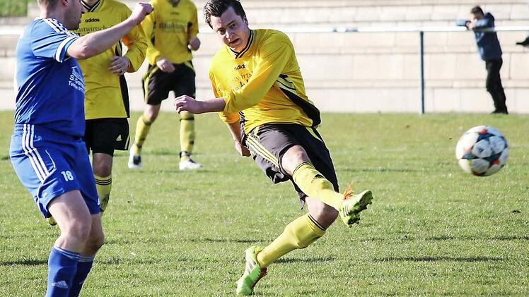 Der Schuss des Unterleiterbachers Benjamin Schmitt in der Partie gegen die SpVgg Stegaurach ging ins Tor - doch die Unparteiischen entschieden auf Abseits. Foto: Martin Kreklau