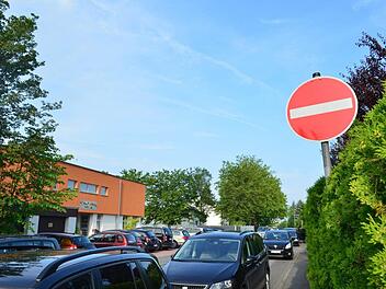 Bild mit dem Schild an der Johann-Sebastian-Bach-Straße (Kindertagesstätte St. Michael im Hintergrund)