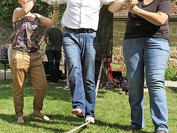 Pfarrer Matthias Steffel auf der Slackline  Foto: Mathias Erlwein