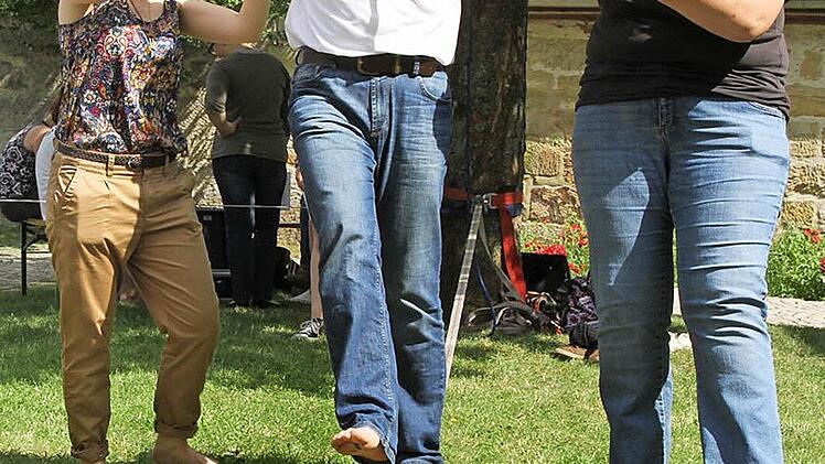 Pfarrer Matthias Steffel auf der Slackline  Foto: Mathias Erlwein