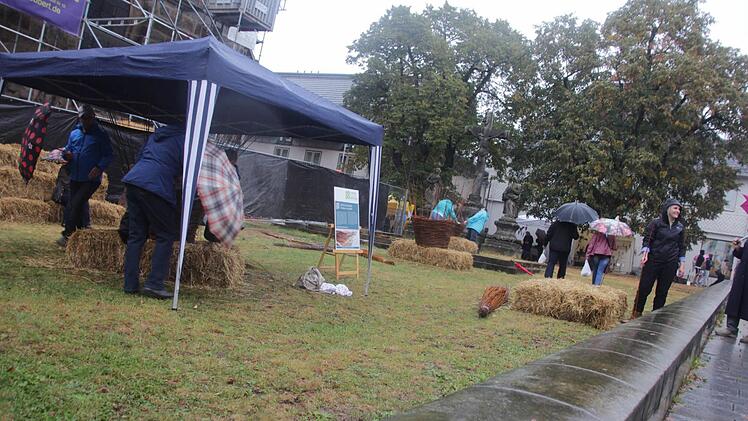 Ein Pavillon diente als Schutz vor Regen. Foto: Barbara Herbst