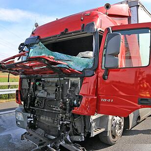 Lkw fŠhrt auf WarnleitanhŠnger von Wanderbaustelle auf