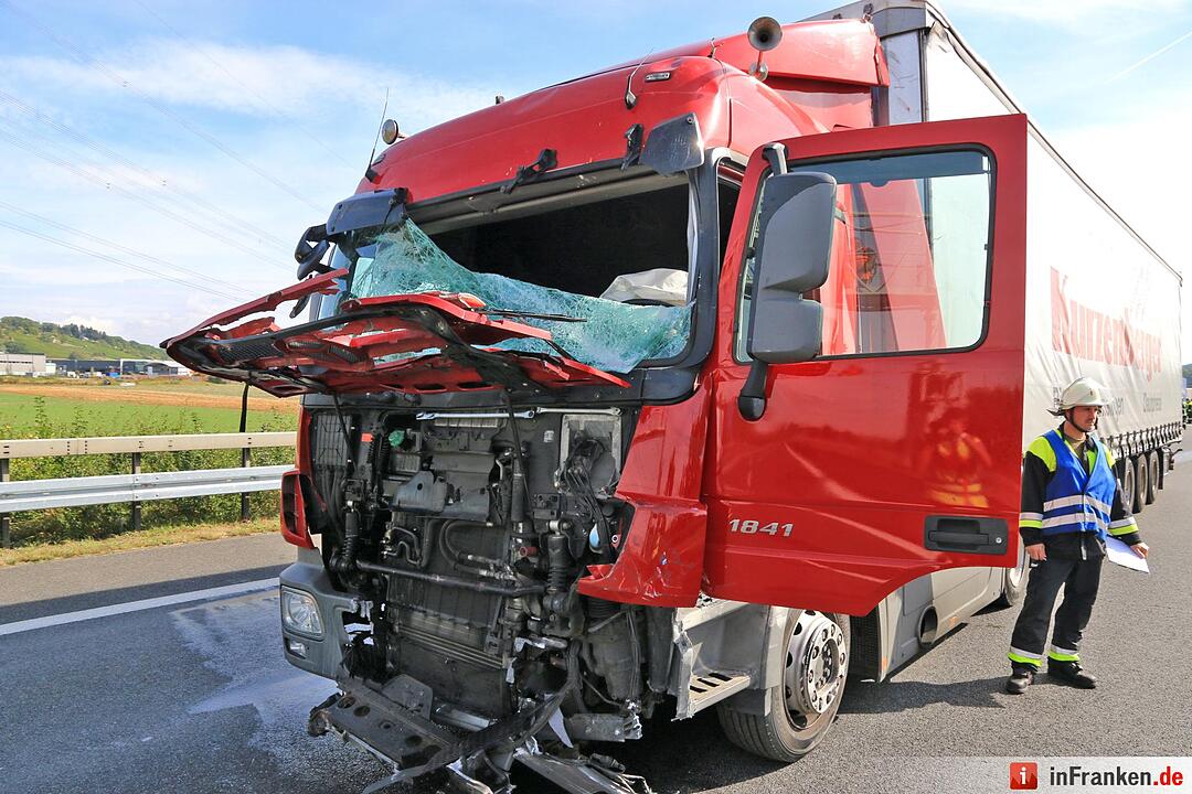 Lkw fŠhrt auf WarnleitanhŠnger von Wanderbaustelle auf