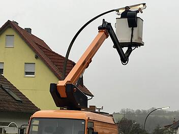 Die Straßenbeleuchtung in den vier Allianzkommunen macht nur etwa zwei Prozent des gesamten Stromverbrauchs aus. Dennoch besteht auch hier Einsparpotenzial. Experten empfehlen die Umrüstung auf LED. Die Laterne auf dem Foto befindet sich in der Straße Zur Aschachquelle in Zahlbach. Dort hat ein Mitarbeiter der Stadtwerke Hammelburg eine defekte Leuchtstoffröhre ausgetauscht.  Foto: Kathrin Kupka-Hahn