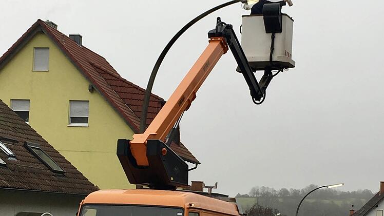 Die Straßenbeleuchtung in den vier Allianzkommunen macht nur etwa zwei Prozent des gesamten Stromverbrauchs aus. Dennoch besteht auch hier Einsparpotenzial. Experten empfehlen die Umrüstung auf LED. Die Laterne auf dem Foto befindet sich in der Straße Zur Aschachquelle in Zahlbach. Dort hat ein Mitarbeiter der Stadtwerke Hammelburg eine defekte Leuchtstoffröhre ausgetauscht.  Foto: Kathrin Kupka-Hahn
