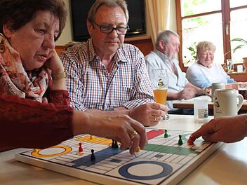 Knobelei und Plauderei - Geselligkeit eben. Darum ist die Lichtenfelser Variante eines indischen Spiels im Gasthaus schon seit den 50er Jahren bekannt.  Foto: Markus Häggberg