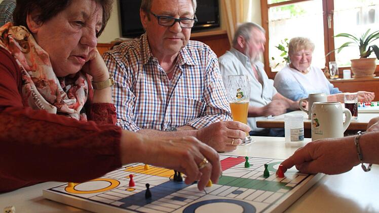 Knobelei und Plauderei - Geselligkeit eben. Darum ist die Lichtenfelser Variante eines indischen Spiels im Gasthaus schon seit den 50er Jahren bekannt.  Foto: Markus Häggberg
