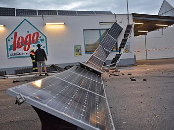 Im Gewerbegebiet Nord in Bad Königshofen reißt der Sturm eine Fotovoltaikanlage vom Dach. Foto: Hanns Friedrich