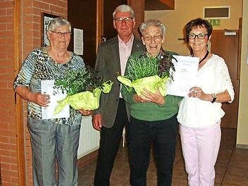 K&auml;the Billner (r.) und der Kreisvorsitzende Otto Tr&ouml;ppner (2. v. l.) zeichneten Magda L&ouml;sch aus Oberwinterbach sowie Klaus Kain aus Hermersdorf f&uuml;r jeweils 25 Jahre Mitgliedschaft aus. Foto: privat