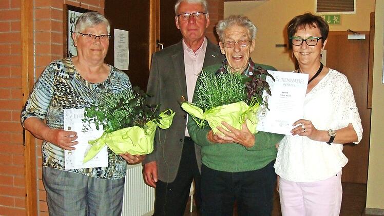 K&auml;the Billner (r.) und der Kreisvorsitzende Otto Tr&ouml;ppner (2. v. l.) zeichneten Magda L&ouml;sch aus Oberwinterbach sowie Klaus Kain aus Hermersdorf f&uuml;r jeweils 25 Jahre Mitgliedschaft aus. Foto: privat