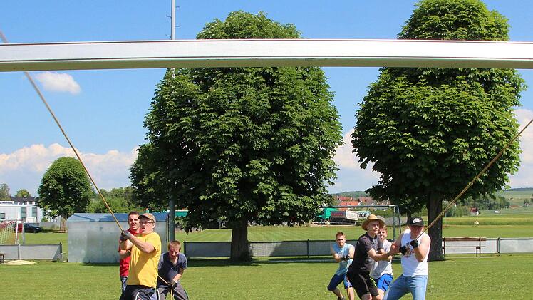 Si lief der Zeltaufbau für die Feier zum 55-jährigen Bestehen der Landjugend Meeder.